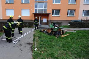 Kvůli požáru ve sklepě domu v Kopidlně bylo evakuováno 48 lidí