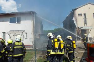 Požár řadových domků ve Vestci likvidovalo třináct jednotek