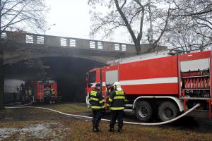 Požár uvnitř mostního pilíře přinesl překvapení. Ohořelou mrtvolu