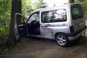 Řidičce přimáčklo v lese auto nohy. Zachraňovali ji hasiči