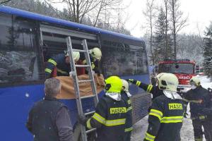 Autobus visel nad potokem. Cestující ,null,vystupovali" okénkem