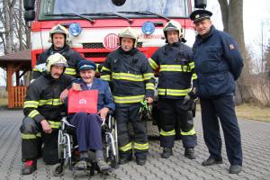 Senior v hasičském autě. Jednotka invalidovi splnila vánoční přání Senior v hasičském autě. Jednotka invalidovi splnila vánoční přání