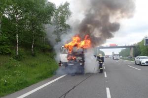 Děravý výfuk a problém. Na dálnici D5 u Rudné hořel za jízdy náklaďák