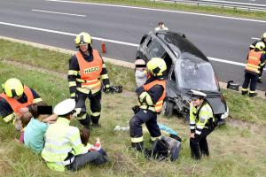 Nehoda osobního auta zablokovala silnici D6 u Kynšperka, pomáhali i svědci