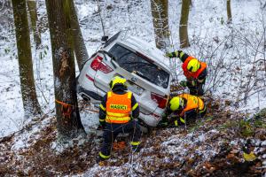 V Děrném havaroval osobní automobil, ze srázu ho vytáhl speciál Bison