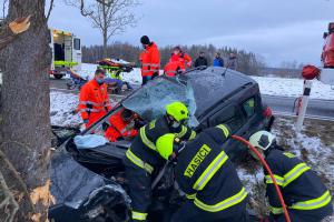 Zraněného řidiče našli hasiči v kukuřičném poli. Havaroval na dálnici