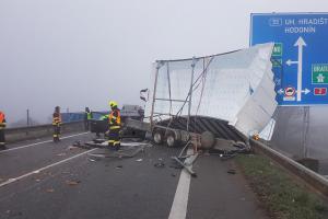 Vážná nehoda tří vozidel u Břeclavi. Autobus, osobák a dodávka v sobě