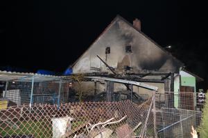 Hodně probdělá noc. Hasiči hasili požáry, způsobily škodu za statisíce