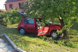 Po srážce dvou osobáků zraněni dva dospělí a jedno dítě