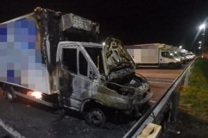 Jedna zapálila druhou. Požár dvou dodávkových vozidel