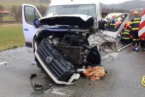 Dvě dodávky v sobě, k těžké nehodě u obce Rozhraní letěl vrtulník