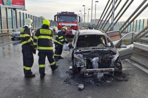 Na Jižní spojce hořel osobní automobil, silnice byla v době zásahu neprůjezdná