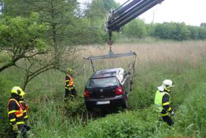 Po bouračce koupačka. Hasiči vyprošťovali nejen auto z potoka u Klimkovic