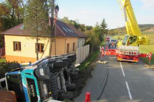 Plně naložený autodomíchávač zdemoloval plot u rodinného domu