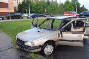 Teď nemají kde bydlet. Shořelé auto sloužilo jako přístřeší bezdomovcům