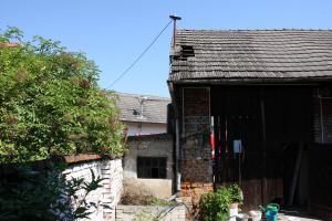 Žena s kbelíkem vody bojovala s požárem střechy stodoly. Oheň zdolali až hasiči