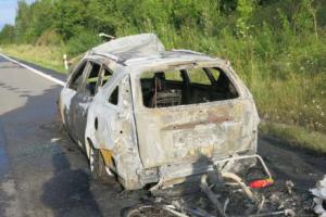Manželé jeli na dovolenou, auto jim cestou v Příboře shořelo