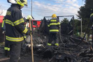 Špatně uhašené ohniště. Odnesl to zahradní domek, spolykal ho požár