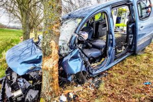 V havarovaném Citroenu po nárazu do stromu zůstala zaklíněná řidička
