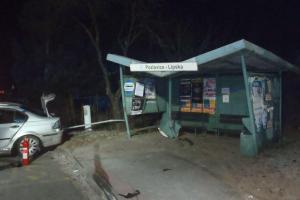 Smrt řidičky osobáku. V obci Lhánice narazila do autobusové zastávky