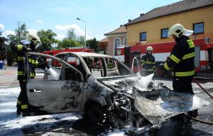 Jízda byla příliš horká. Renault ve Skřipově začal hořet za jízdy (VIDEO)