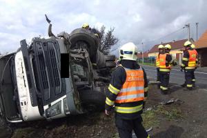 Nehoda dvou nákladních aut u Želkovic si vyžádala zranění