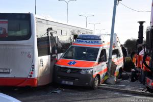 Profesionální a dobrovolní hasiči zasahovali u nehody autobusu a sanitního vozu