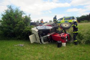 Takhle asi zaparkovat nechtěl. Řidič traktor převrátil ze silnice na louku, utrpěl zranění