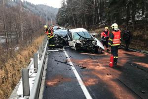 Dvě řidičky osobáků měly zkažený den. Čelně se srazily u březovské přehrady