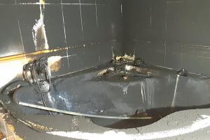 Romantika při svíčce v koupelně byla hodně žhavá. Vyčudila celý dům