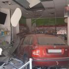 V Rakovníku osobní automobil projel výlohou do lékárny
