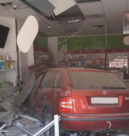 V Rakovníku osobní automobil projel výlohou do lékárny