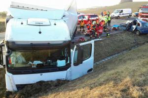 Při kolizi s kamionem zemřela matka dvou dětí. I ty skončily v nemocnici