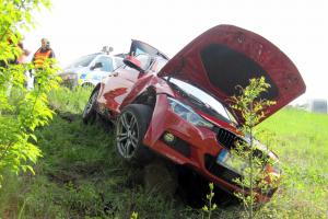 Nehoda dvou vozů zkomplikovala dopravu na hlavním tahu u Veletin