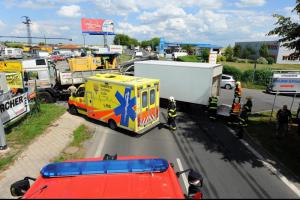 Hasiči museli řidiče náklaďáku po dopravní nehodě z vozidla vyprostit