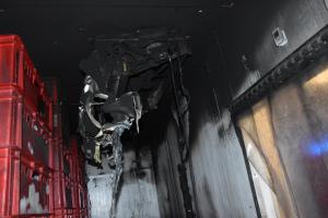 V Líbeznici hasiči v noci na středu likvidovali požár v řeznické firmě