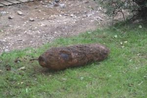 Smrt číhala pod zemí. Leteckou pumu zneškodnil až přivolaný pyrotechnik