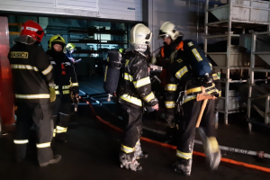 Požár kabelového kanálu v Kuřivodech, zasahovalo 12 jednotek