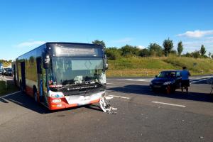 Setkali se u Kolína. Spíše srazili a byli to autobus s osobákem