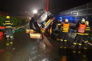 Nehoda na D48 u Zelinkovic. Z cisterny vytekly tisíce litrů mléka (VIDEO)