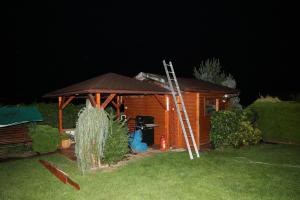 Z pohody chvíle napětí. Zahradní domek ve Slavičíně zapálil blesk