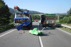 Beton asi ztvrdl. Autodomíchávač se srazil na Vsetínsku s dodávkou
