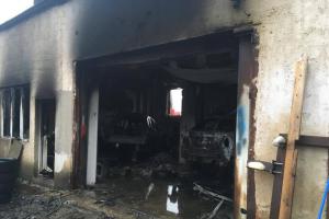 Časovaná bomba? V autoservisu explodoval osobní vůz na plynový pohon