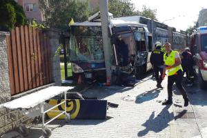 V Českých Budějovicích havaroval trolejbus s osobním autem V Českých Budějovicích havaroval trolejbus s osobním autem