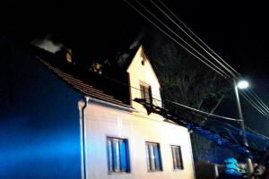 Požár domu na Znojemsku zabil seniorku, muž naštěstí přežil