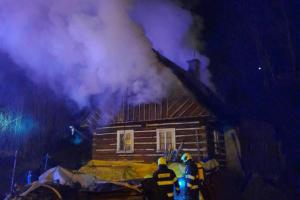 Požár roubenky v Železném Brodě. Škoda za půl milionu