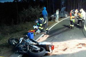 Motocyklista po střetu s vozem zemřel, jiný řidič měl větší štěstí