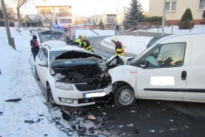 Kolize dodávky s osobákem ve Fryštáku neušetřila ani jednoho z řidičů