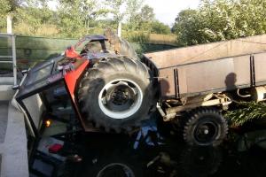 Náhoda nebo neopatrnost řidiče? Traktor sjel do jímky i s vlekem