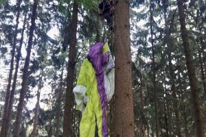 Z nebe přímo do větví stromu spadl za posledních pár dní už druhý paraglidista